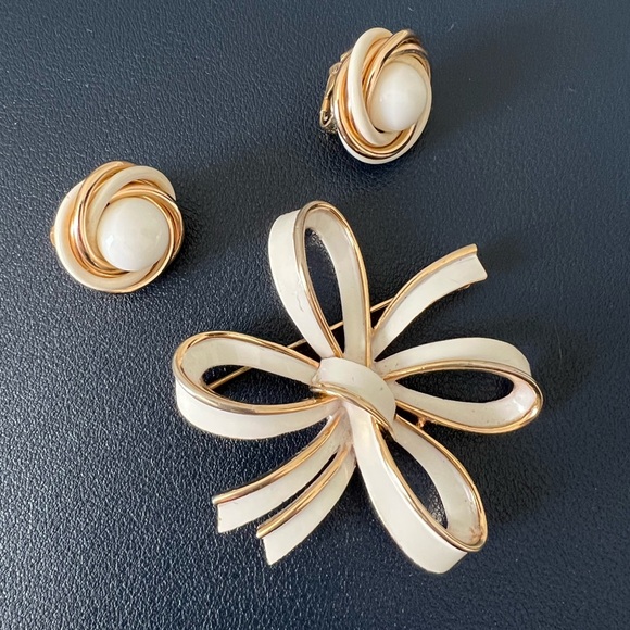 Crown Trifari Vintage 50's Mid CenturyWhite Enameled Ribbon Brooch with earrings - Picture 2 of 5